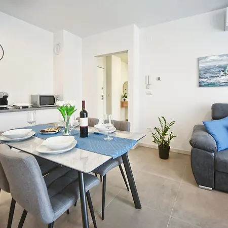 Nena - Spacious With Balcony And Free Parking * 풀라