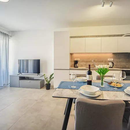 Nena - Spacious With Balcony And Free Parking *