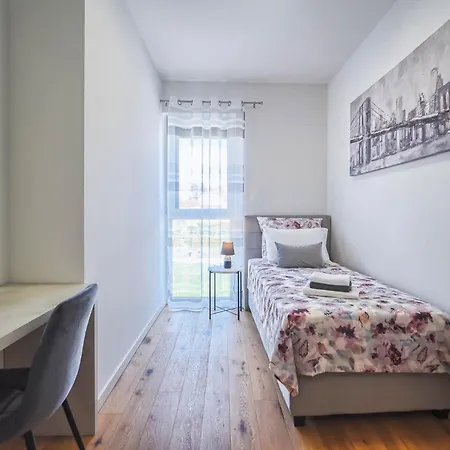 Nena - Spacious With Balcony And Free Parking 풀라
