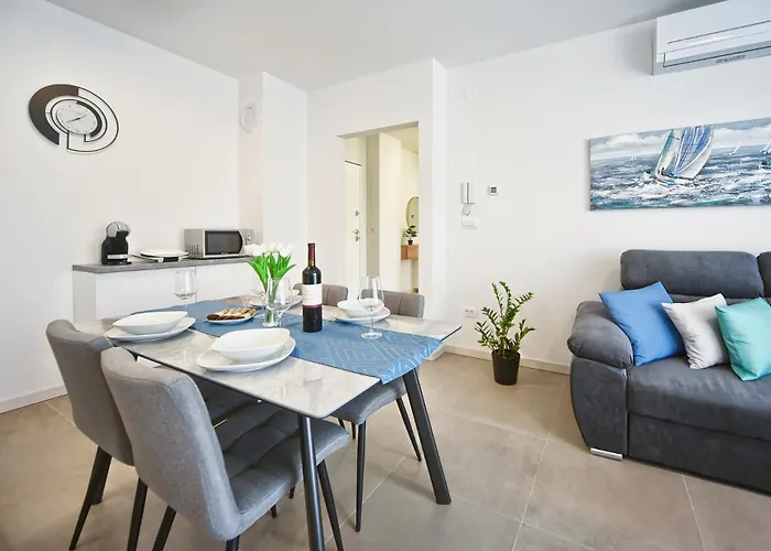 Nena - Spacious With Balcony And Free Parking * 풀라