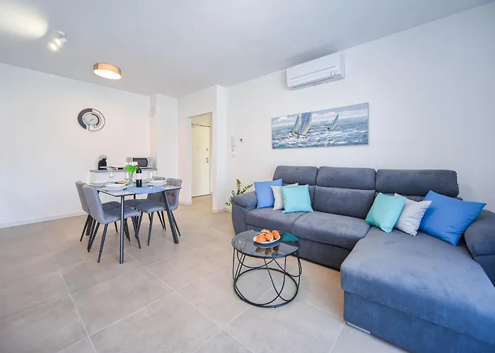 아파트 Nena - Spacious With Balcony And Free Parking