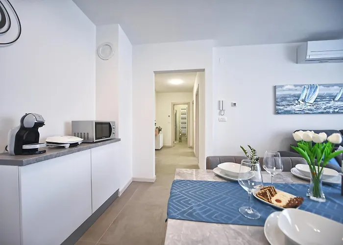 Nena - Spacious With Balcony And Free Parking 아파트 풀라