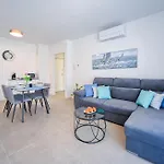 Lägenhet Nena - Spacious With Balcony And Free Parking