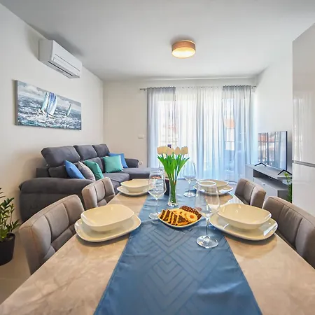 Apartment Nena - Spacious With Balcony And Free Parking Pula