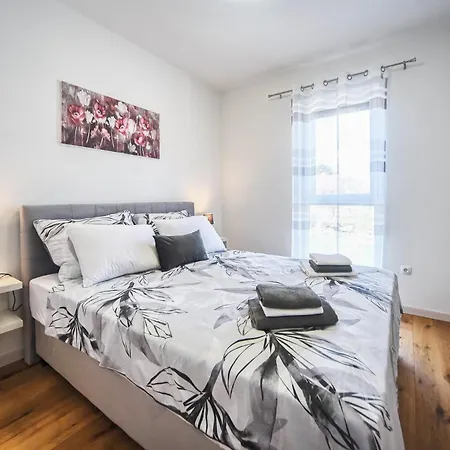 Nena - Spacious With Balcony And Free Parking *