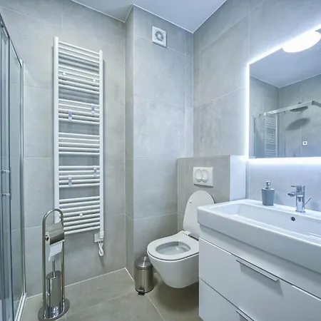 Nena - Spacious With Balcony And Free Parking 公寓 *