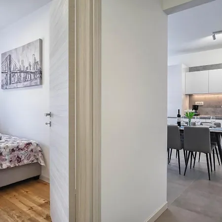 Nena - Spacious With Balcony And Free Parking 普拉