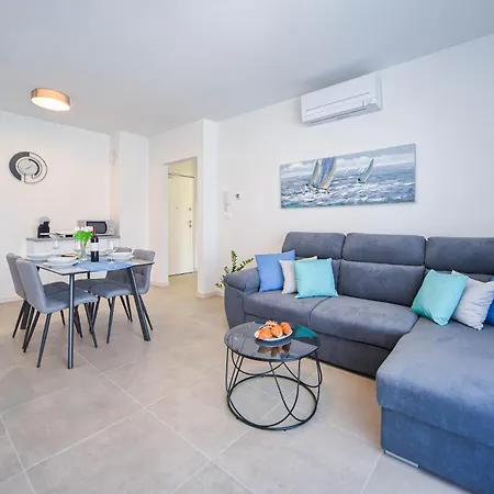 公寓 Nena - Spacious With Balcony And Free Parking