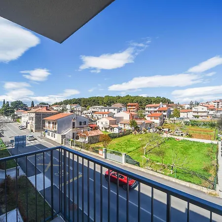 Nena - Spacious With Balcony And Free Parking *