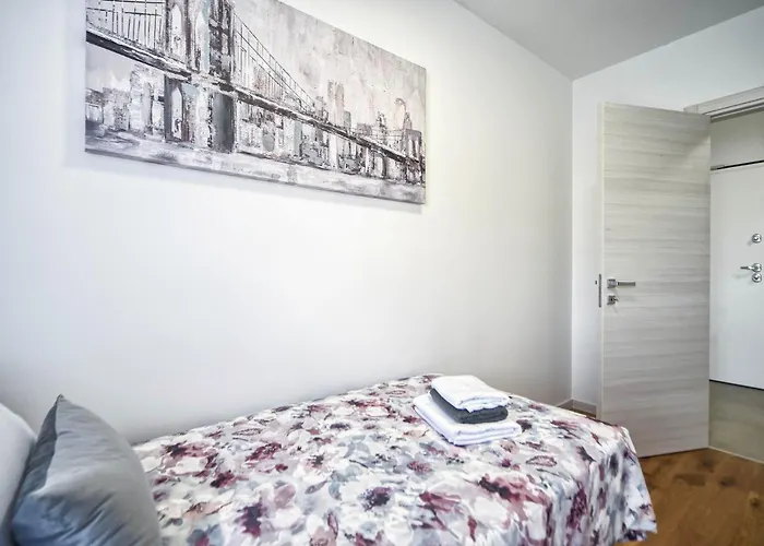 Apartment Nena - Spacious With Balcony And Free Parking Pula
