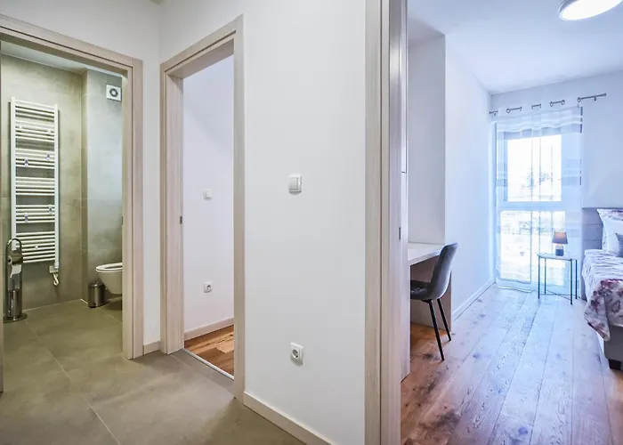 Nena - Spacious With Balcony And Free Parking