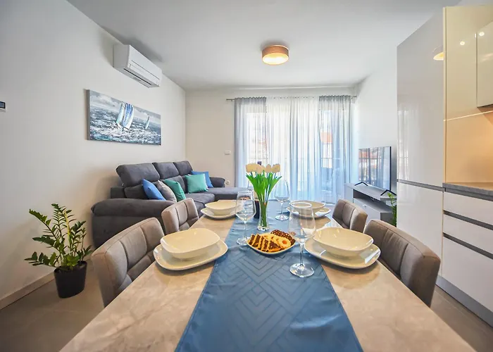 Apartment Nena - Spacious With Balcony And Free Parking Pula