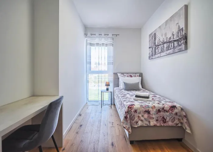 Nena - Spacious With Balcony And Free Parking Pula