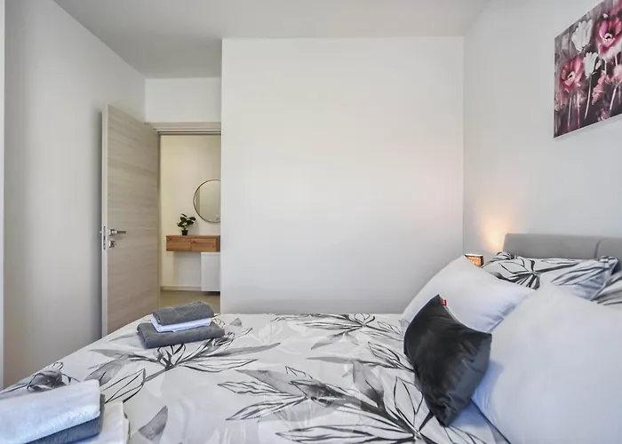 Apartment Nena - Spacious With Balcony And Free Parking Pula