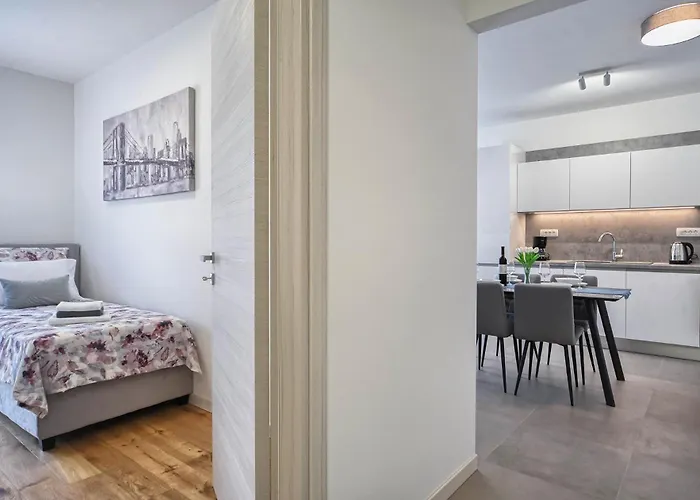 Nena - Spacious With Balcony And Free Parking Pula