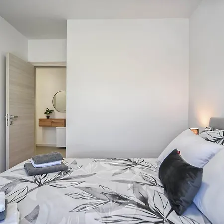 Lägenhet Nena - Spacious With Balcony And Free Parking Pula